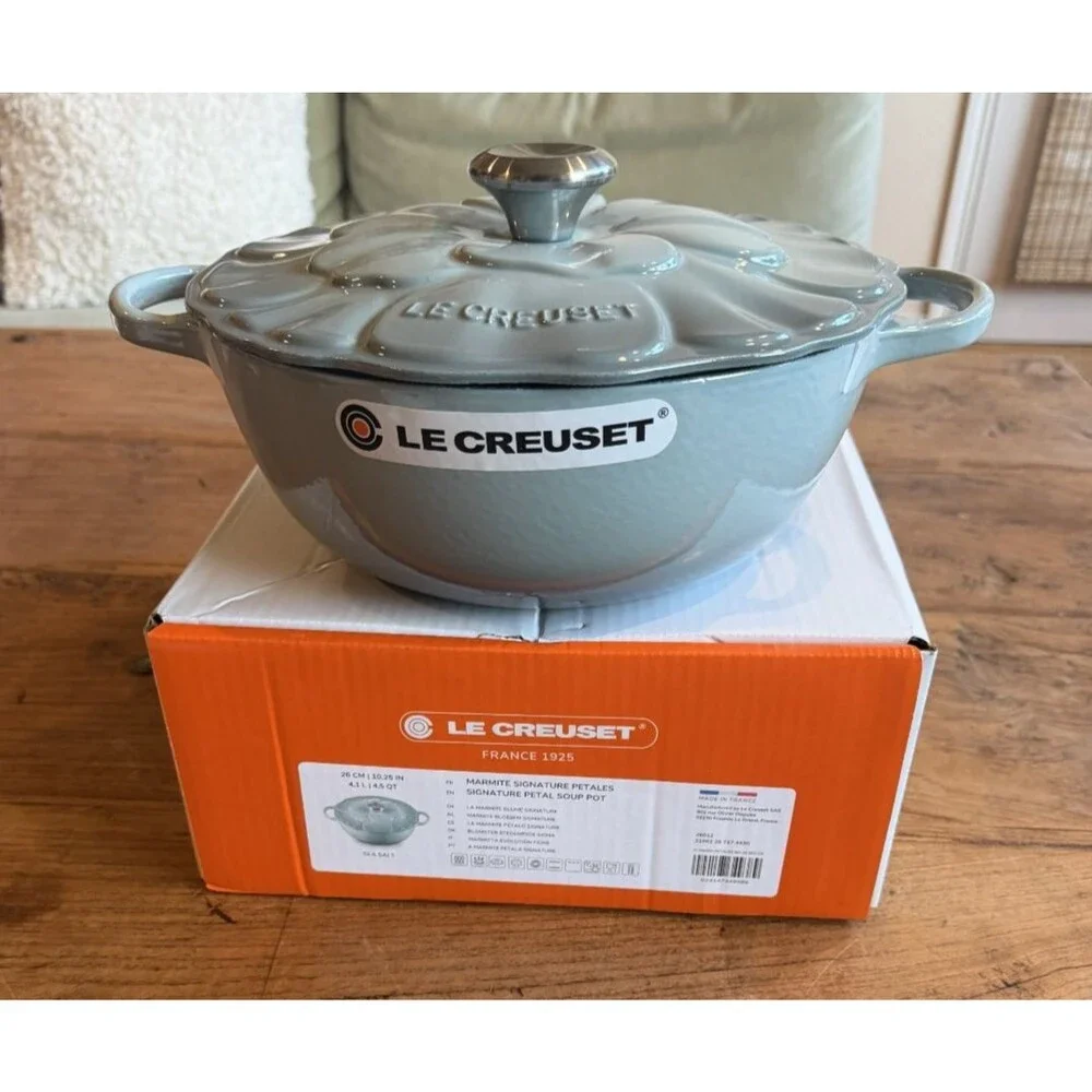 Le Creuset Enameled Cast Iron Round Petal Soup Pot 26 cm 4.5 qt Sea Salt NEW NIB